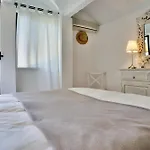 Дом отдыха Beachfront Townhouse With Spectacular Seaview