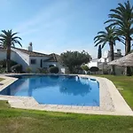 Дом отдыха Beachfront Townhouse With Spectacular Seaview