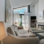 Дом отдыха Beachfront Townhouse With Spectacular Seaview *
