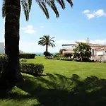 Beachfront Townhouse With Spectacular Seaview Дом отдыха Эстепона