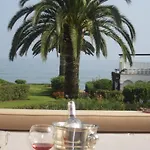 Beachfront Townhouse With Spectacular Seaview Дом отдыха Эстепона