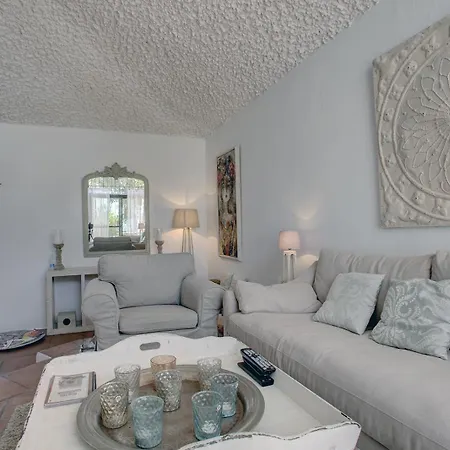 Beachfront Townhouse With Spectacular Seaview *
