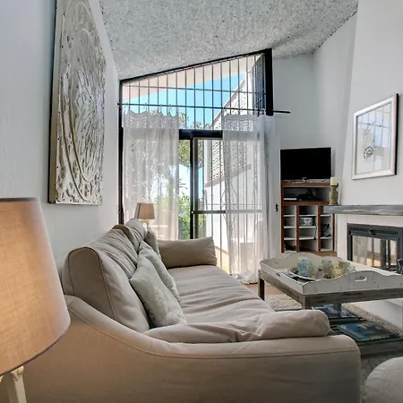 Feriehus Beachfront Townhouse With Spectacular Seaview *